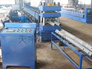 高速護欄設(shè)備